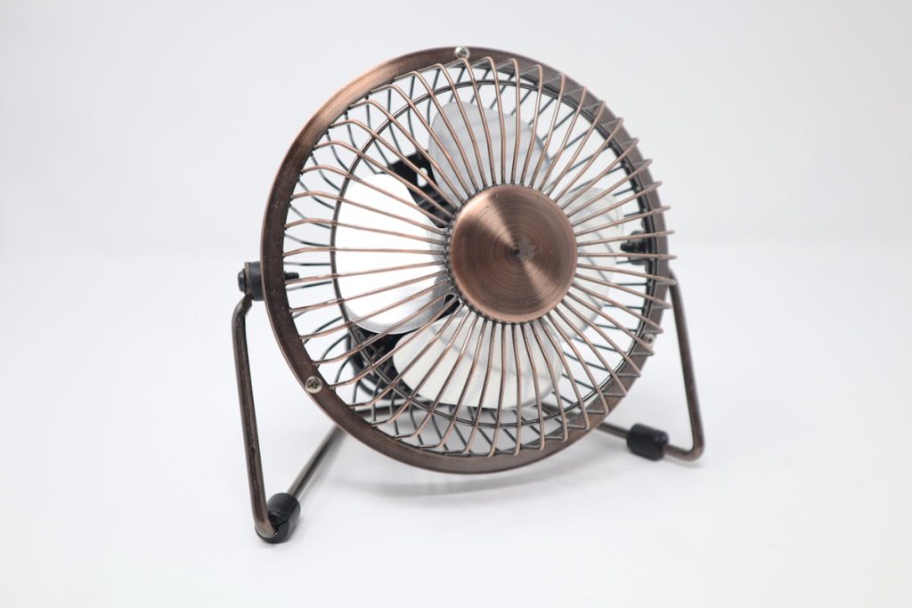 Plafond ventilator lamp: verlichting en verkoeling in één